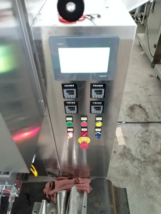 Dettaglio della macchina confezionatrice per ketchup ad alta velocità KEFAI - pannello di controllo